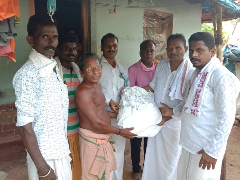 ಕೊರೋನಾ ಸಂದರ್ಭ ದೇವಸ್ಥಾನದ ವತಿಯಿಂದ ಗೌರವದನ ಕಿಟ್ ವಿತಾರಣೆ